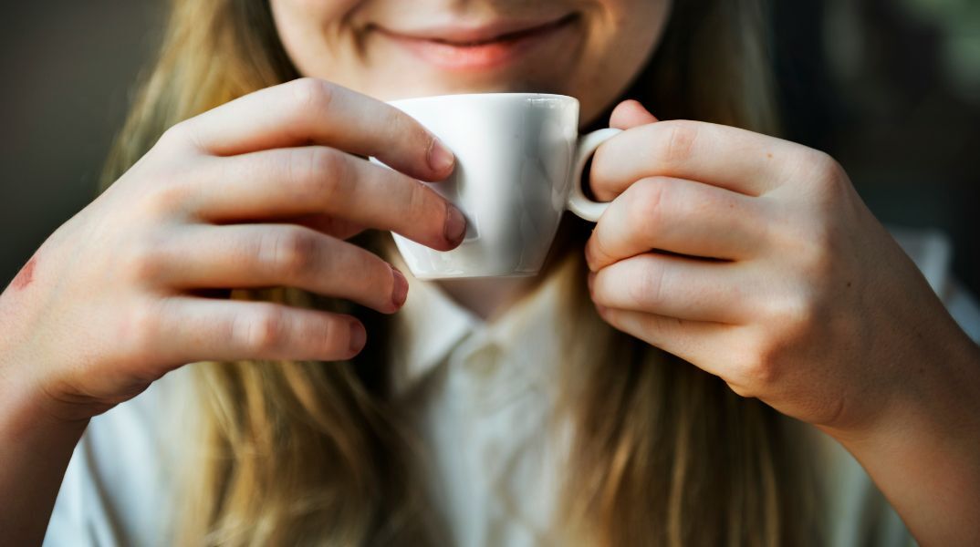 Η τακτική κατανάλωση καφέ ενισχύει σημαντικά τη διάθεση και μειώνει το άγχος