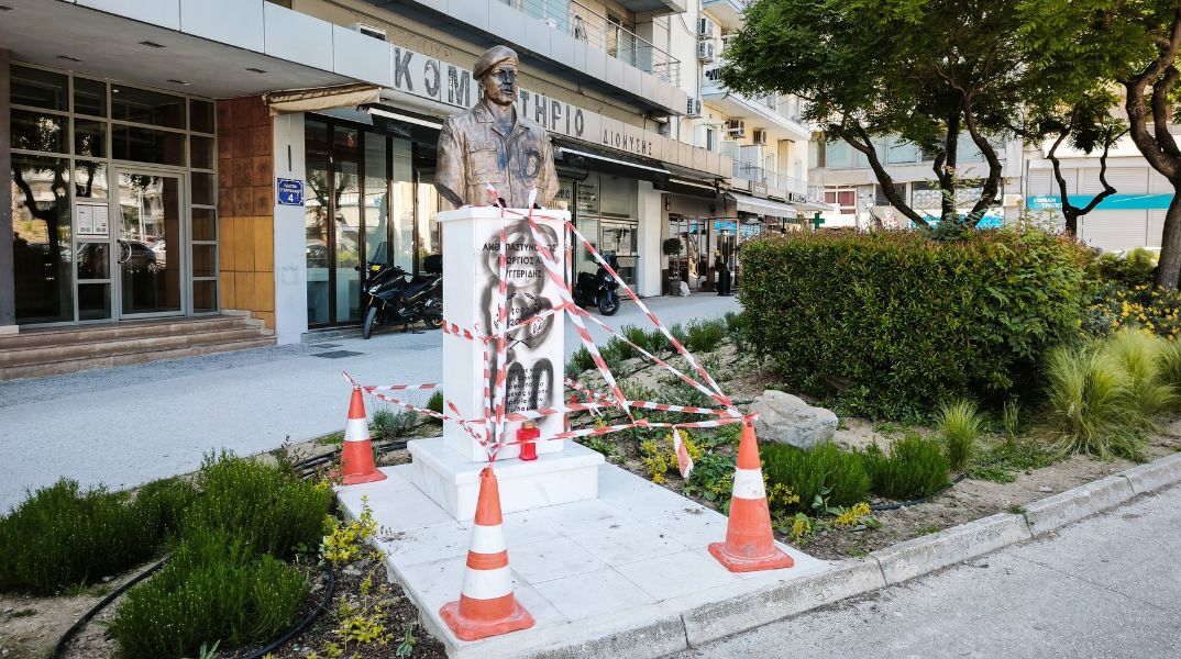 Θεσσαλονίκη: Άγνωστοι βανδάλισαν το μνημείο του Γιώργου Λυγγερίδη στην πλατεία Σιντριβανίου - Άμεση η κινητοποίηση για την αποκατάσταση της προτομής.