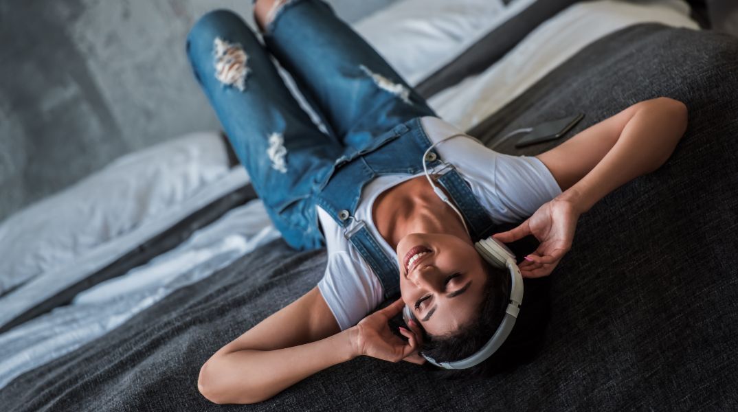 Η μουσική μεταξύ 13-18 ετών εγγράφεται βαθιά στον εγκέφαλο - Νευροεπιστήμονες εξηγούν γιατί αυτά τα τραγούδια παραμένουν δομικά στοιχεία του εαυτού μας 