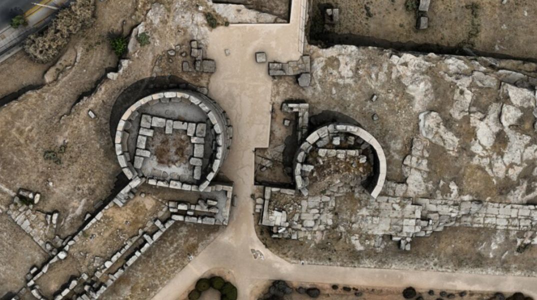 ΥΠΠΟ: Επεκτείνει τον αρχαιολογικό χώρο της Ηετιώνειας Πύλης, ενοποιώντας 7 νέα στρέμματα για την προστασία και ανάδειξη της αρχαίας οχύρωσης του Πειραιά.