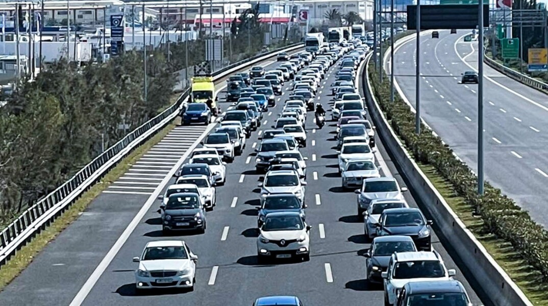 Τροχαίο με σύγκρουση οχημάτων στην Αττική Οδό