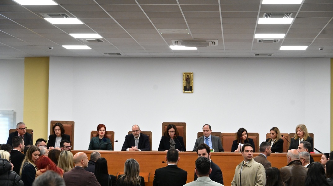 Στιγμιότυπο από την αίθουσα όπου εκδικάζεται η υπόθεση του πολύνεκρου σιδηροδρομικού δυστυχήματος στα Τέμπη