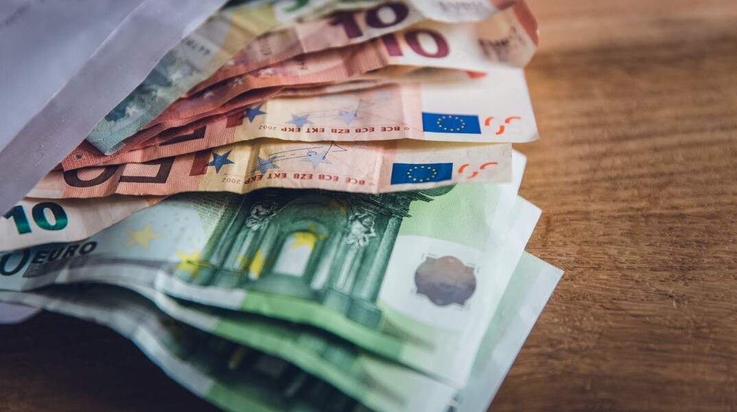Χαρτονομίσματα του ευρώ σε τραπέζι
