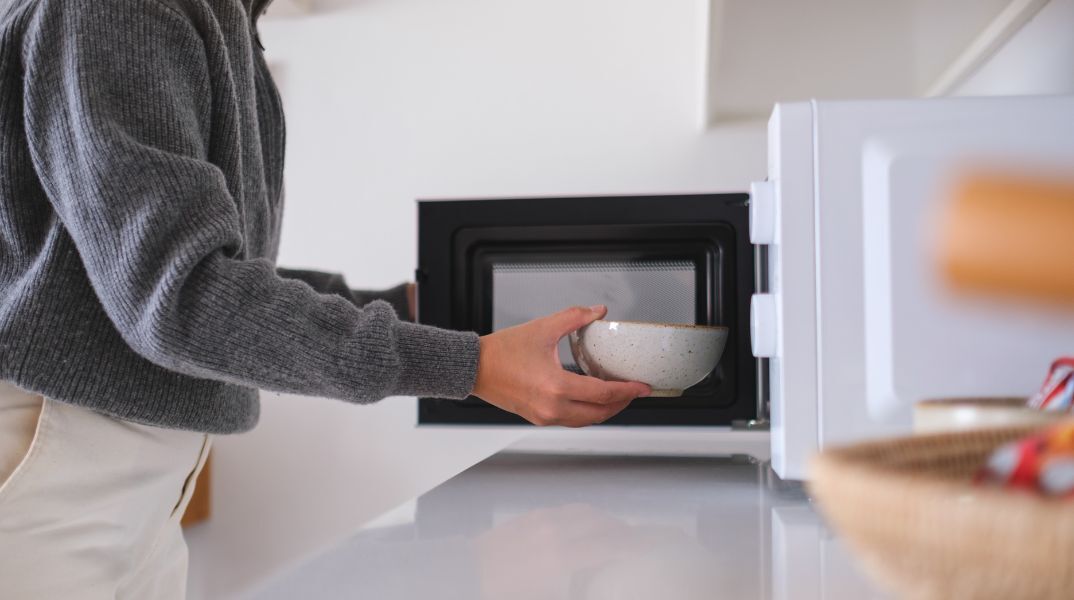 Γιατρός προειδοποιεί: Το λάθος στο ζέσταμα φαγητού στον φούρνο μικροκυμάτων που αυξάνει τον κίνδυνο για την υγεία - Πώς να προστατευτείτε
