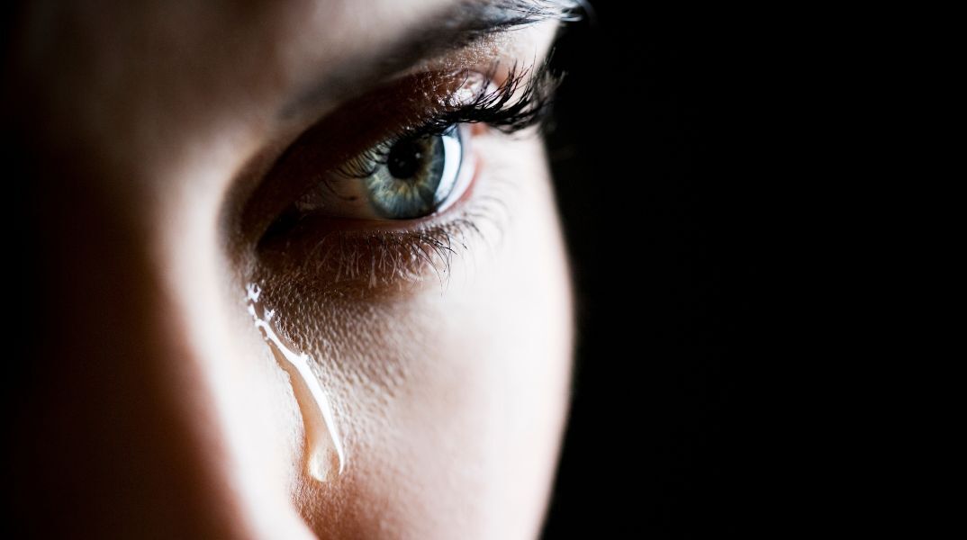 Νέα έρευνα δείχνει ότι το κλάμα δεν είναι αδυναμία, αλλά εξελικτικό εργαλείο που μειώνει την επιθετικότητα και ενισχύει την ενσυναίσθηση.