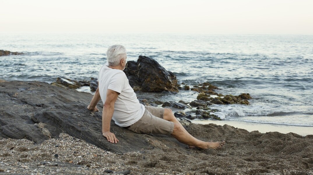 Συνταξιούχος σε παραλία αγνατεύει τη θάλασσα