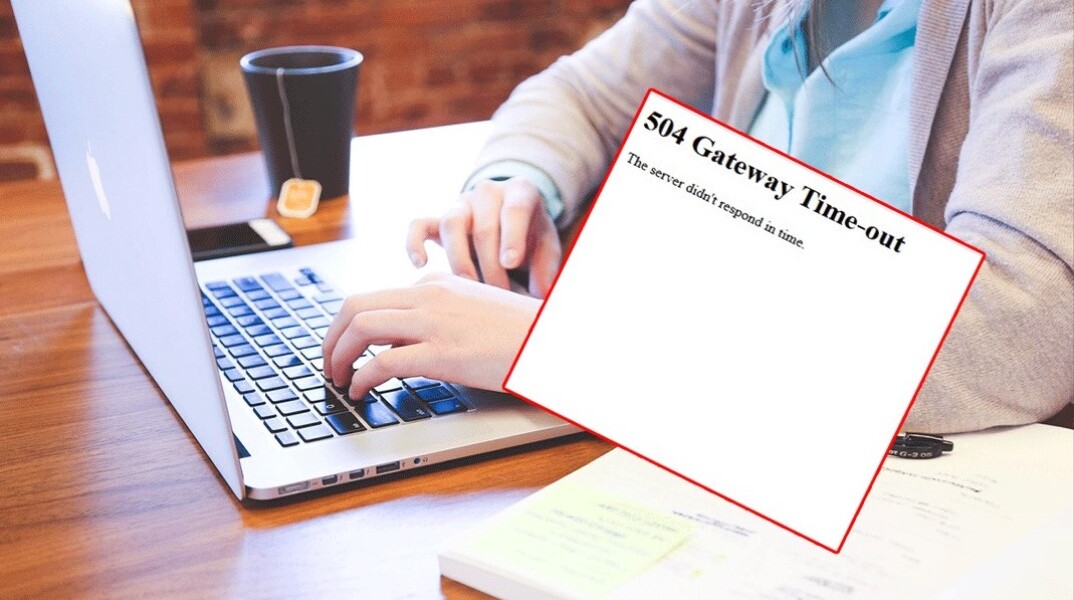 Γυναίκα πληκτρολογεί στον υπολογιστή με ένθετη την πλατφόρμα της ΔΥΠΑ που έχει τεθεί εκτός λειτουργίας