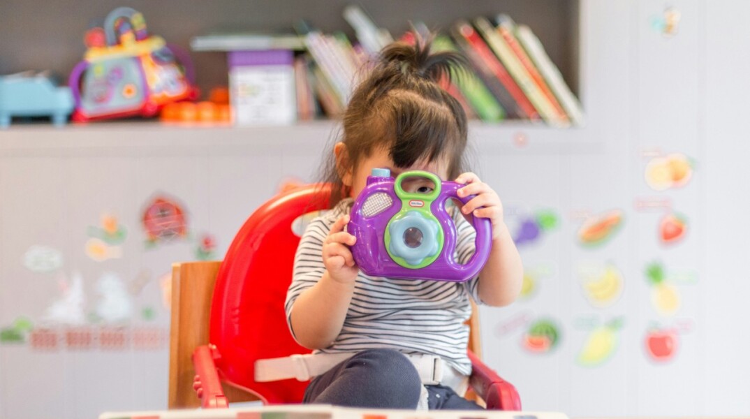 Ανοίγει σήμερα η πλατφόρμα για τις «Νταντάδες της Γειτονιάς» - Τι πρέπει να γνωρίζουν οι δικαιούχοι