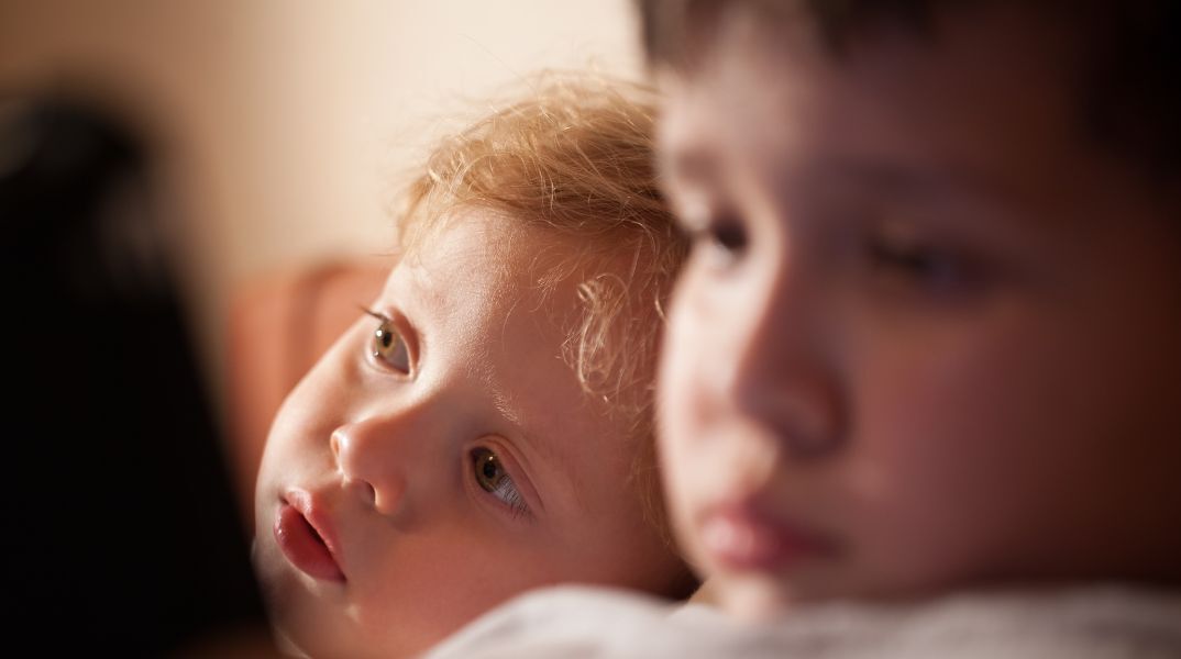 Μελέτη δείχνει ότι οι παιδικές ασθένειες και η αυξημένη γονεϊκή προσοχή στα πρωτότοκα παιδιά μπορεί να εξηγούν το μισθολογικό χάσμα 1,9% μεταξύ αδελφών