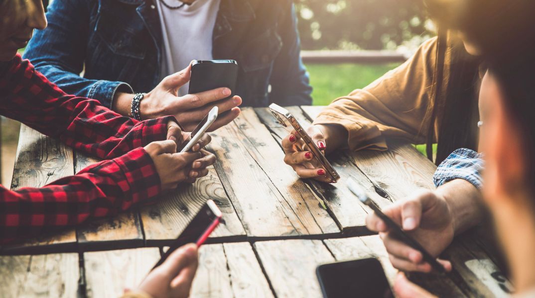 Σύντομη αποχή από social media μειώνει το άγχος και βελτιώνει την προσοχή, αντιστρέφοντας έως και 10 χρόνια γνωστικής φθοράς - Τα ευρήματα των επιστημόνων 