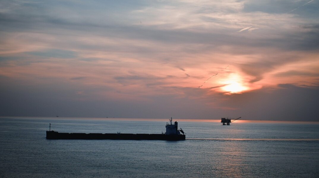 Δεξαμενόπλοιο και εξέδρα άντλησης πετρελαίου