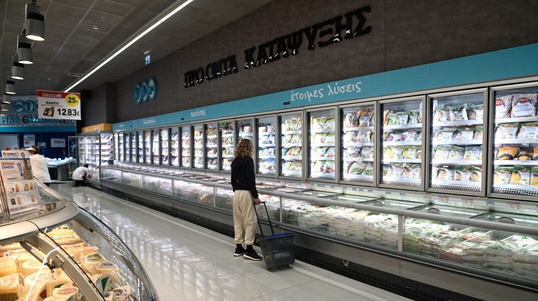 Γυναίκα με καρότσι σε σούπερ μάρκετ