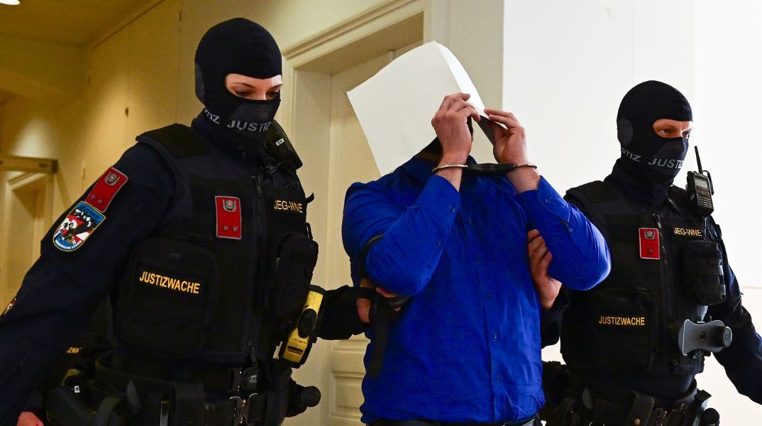 Αυστριακός 21 ετών ομολόγησε ότι σχεδίαζε επίθεση σε συναυλία της Τέιλορ Σουίφτ στη Βιέννη - Αντιμέτωπος με 20 χρόνια φυλάκιση για τρομοκρατία.