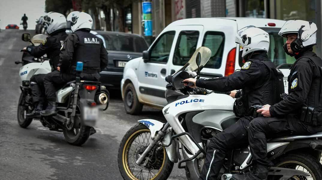 Αστυνομικοί της ομάδας ΔΙΑΣ σε μηχανές στο κέντρο της Αθήνας
