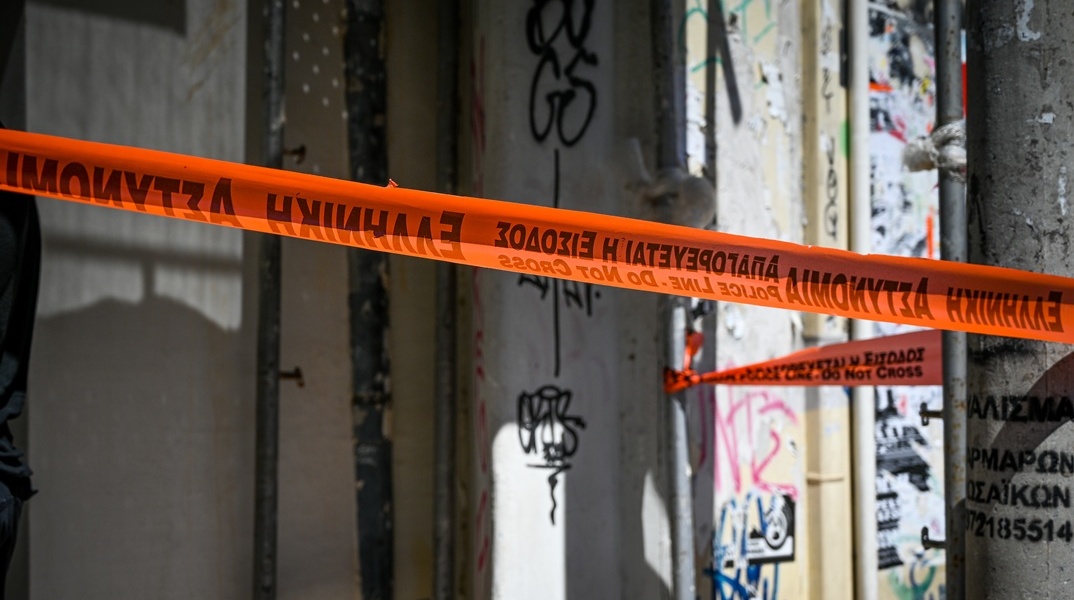 Συμβαίνει τώρα: Ο δράστης της επίθεσης στον ΕΦΚΑ Κεραμεικού πυροβόλησε ξανά στη Λουκάρεως