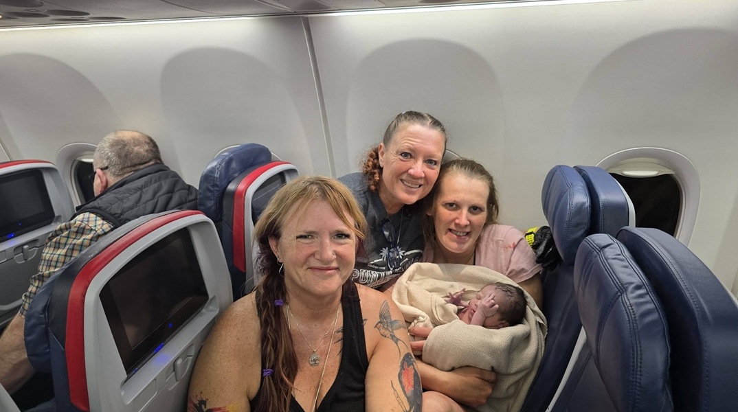 Γυναίκα γέννησε την κόρη της εν ώρα πτήσης - 30 λεπτά πριν την προσγείωση