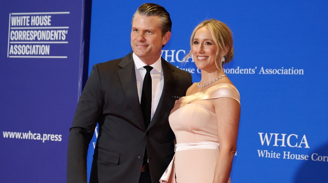 Η Τζένιφερ Ροσέ με το... επίμαχο φόρεμα στο πλευρό του συζύγου της, Πιτ Χέγκσεθ