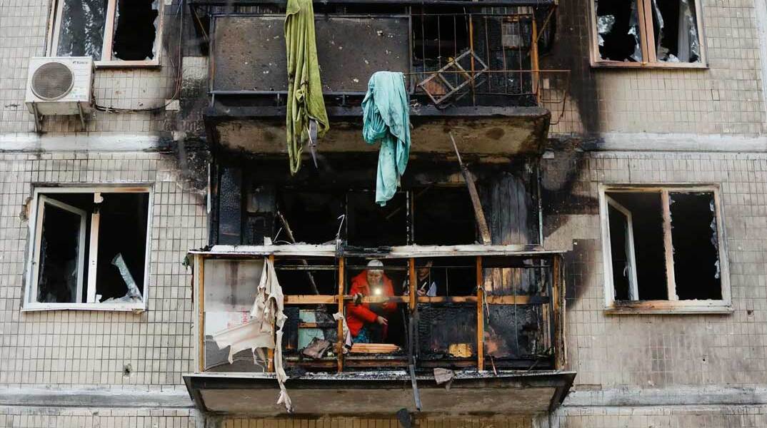 Καταστροφές σε πολυκατοικία στο Κίεβο μετά τη ρωσική επίθεση με drones
