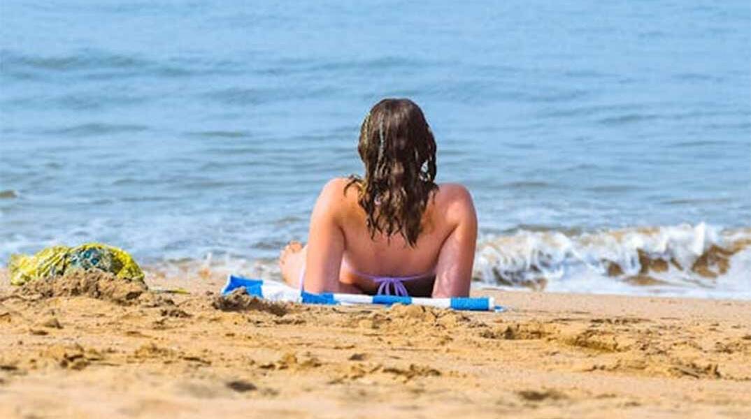 Λουόμενη σε παραλία μπροστά στη θάλασσα