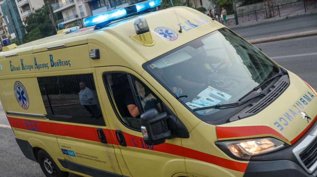 Καθηγήτρια σκοτώθηκε πέφτοντας από ταράτσα πολυκατοικίας στον Κολωνό: Ζούσε δύο χρόνια αφόρητη πίεση, καταγγέλλει ο σύζυγός της