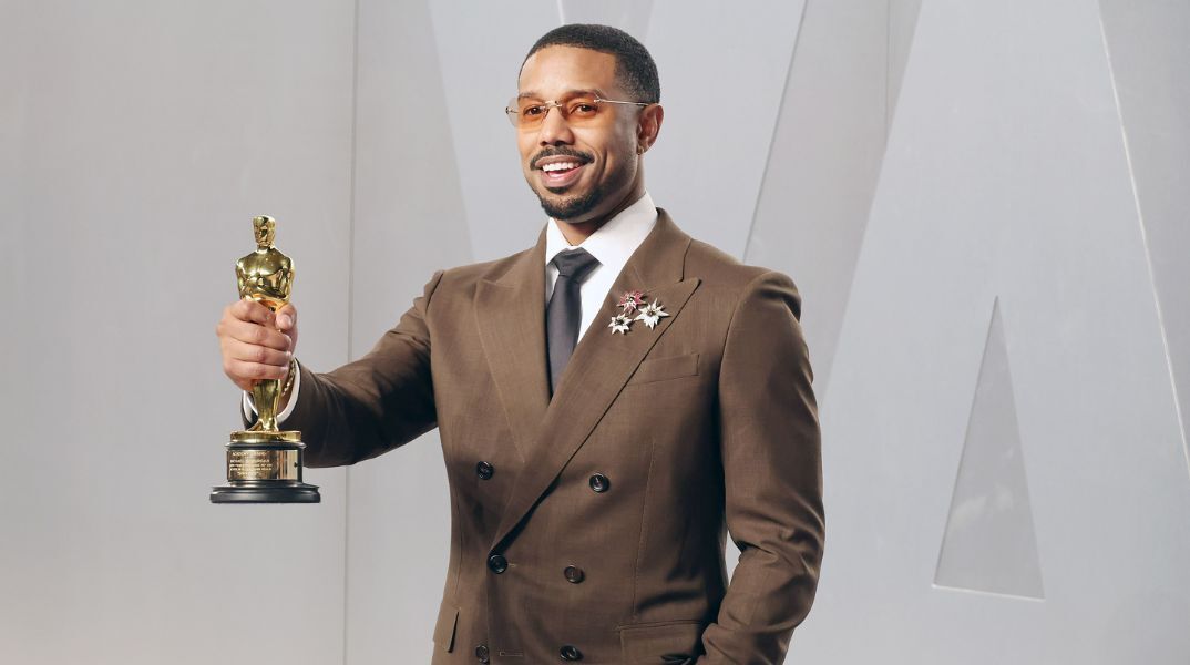 Ο Μάικλ Μπ. Τζόρνταν αποκαλύπτει ότι το Όσκαρ του βρίσκεται… στη ντουλάπα, μιλά για την επιτυχία του «Sinners» και τα επόμενα κινηματογραφικά του σχέδια.