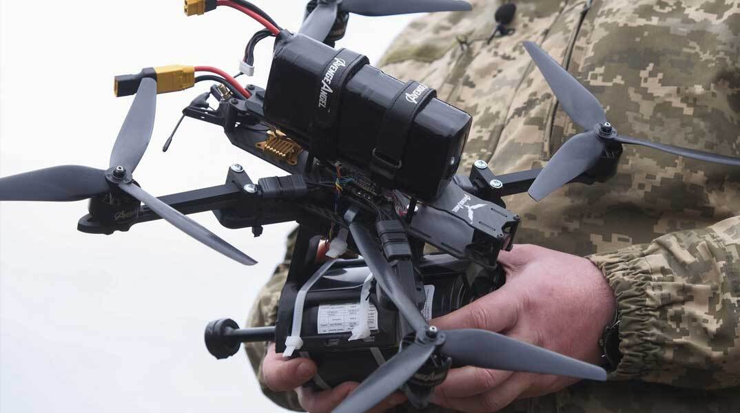 Ουκρανός στρατιώτης κρατά στα χέρια στρατιωτικό drone