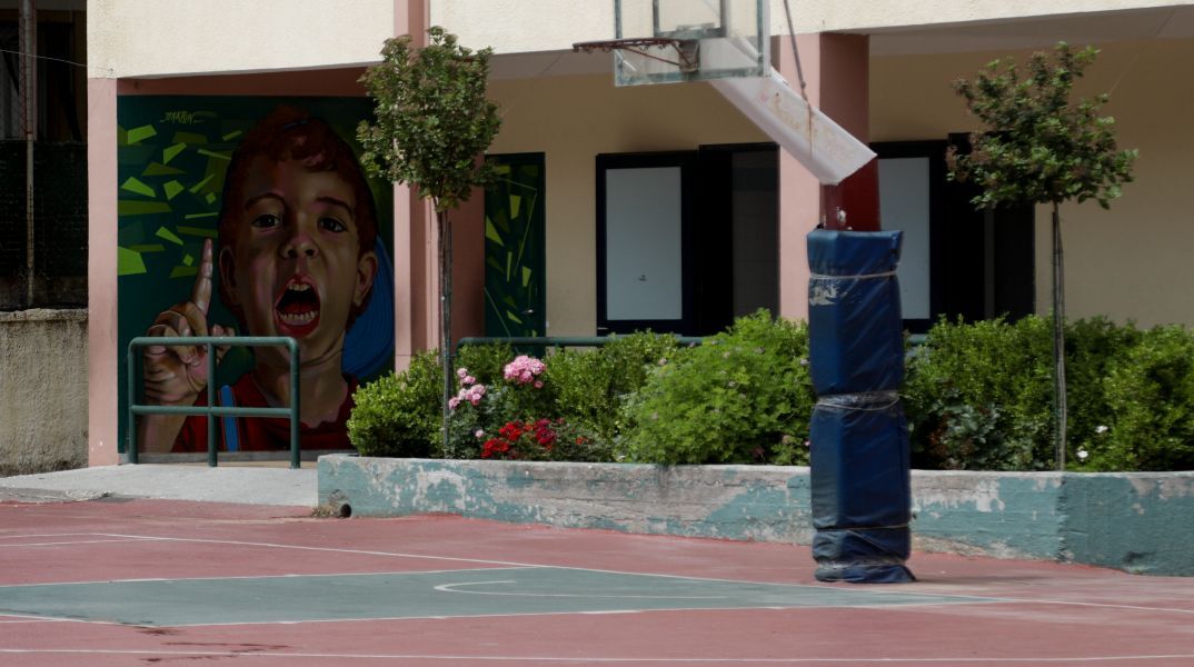 Κολωνός: Διευθύντρια σχολείου σκοτώθηκε πέφτοντας από ταράτσα πολυκατοικίας στον Κολωνό