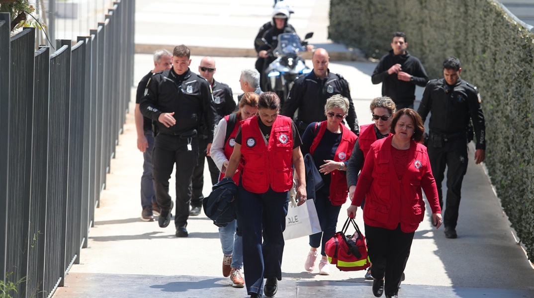 Άτομα των πρώτων βοηθειών στη Λουκάρεως μετά τους πυροβολισμούς στο Ειρηνοδικείο