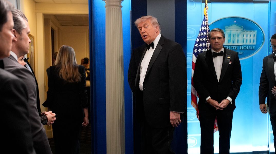 Σάρωσαν στα social media οι θεωρίες συνωμοσίας για «στημένη επίθεση» κατά Τραμπ