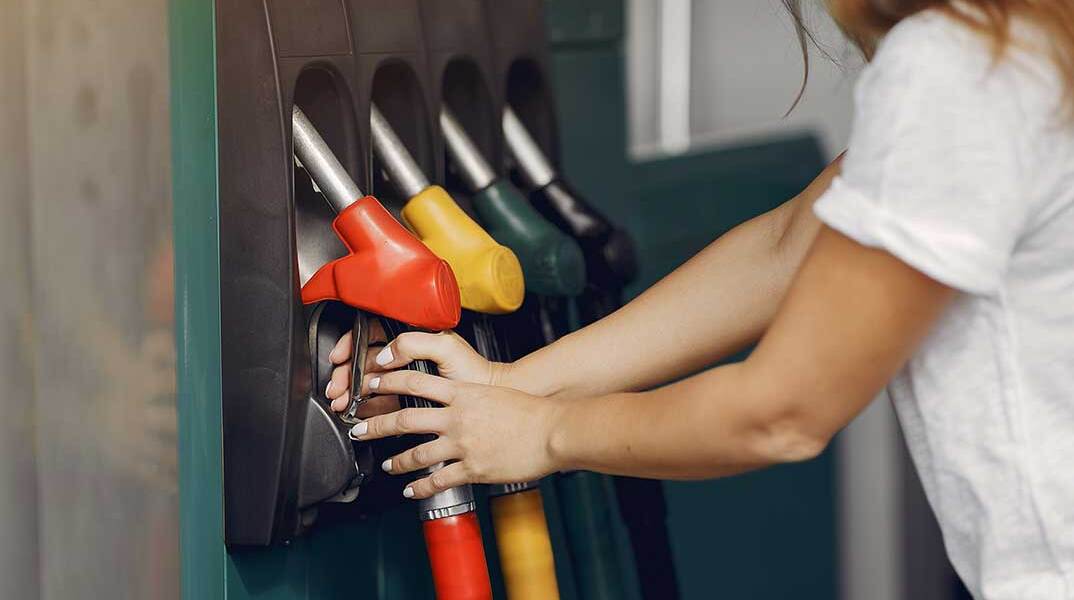 Εργαζόμενη σε πρατήριο υγρών καυσίμων ετοιμάζεται να βάλει βενζίνη σε όχημα