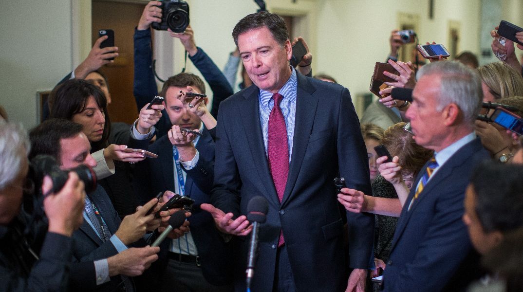 Παραδόθηκε στις αρχές ο πρώην διευθυντής του FBI Τζέιμς Κόμεϊ που κατηγορείται ότι απείλησε τη ζωή του Τραμπ