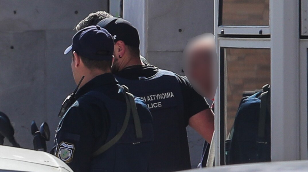 «Ήταν χαλαρός», λέει ο οδηγός ταξί που μετέφερε τον 89χρονο πριν ανοίξει πυρ στον ΕΦΚΑ στον Κεραμεικό και στο Εφετείο