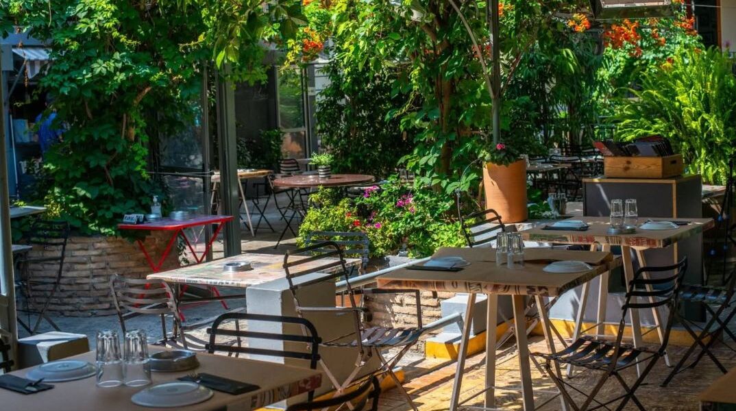 10 ανθισμένες αυλές στην Αθήνα για να πιάσεις τον Μάη