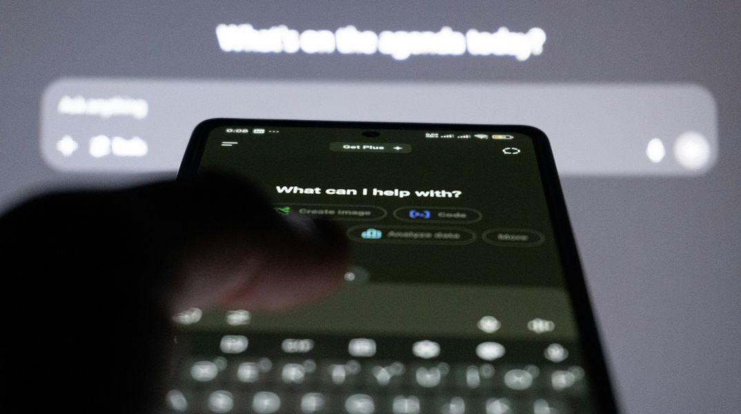 Τα «φιλικά» chatbots τεχνητής νοημοσύνης είναι πιο επιρρεπή στην υποστήριξη θεωριών συνωμοσίας, σύμφωνα με έρευνα © Unsplash+/Zulfugar Karimov