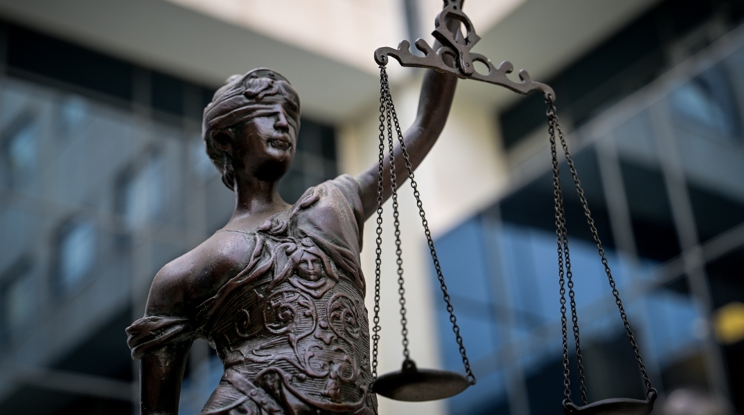 Τι να την κάνουμε τη δικαιοσύνη; Έχουμε τα κόμματα.