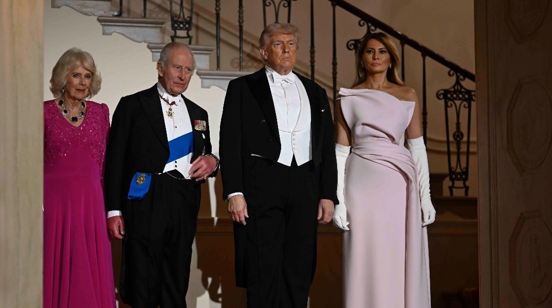 Viral η στιγμή που η Μελάνια τραβά το χέρι της απο τον Τραμπ, ενώ ποζάρουν με Κάρολ και Καμίλα