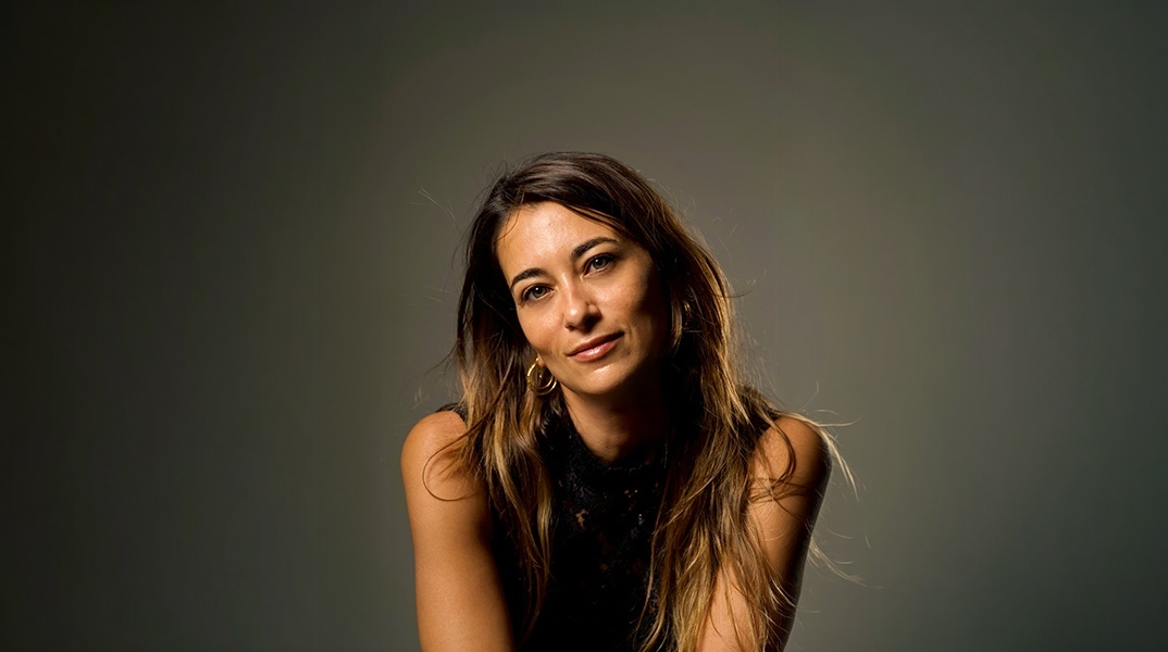 Η Μυρσίνη Αριστείδου μιλά για τη νέα ταινία της «Κράτα με», το βραβείο στο Sundance Film Festival και τη δύναμη του προσωπικού σινεμά.