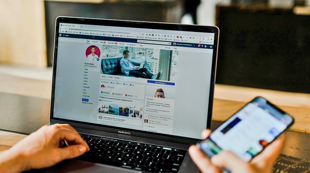 Parasocial media: Δεν κάνουμε παρέα – παρακολουθούμε κι αγοράζουμε
