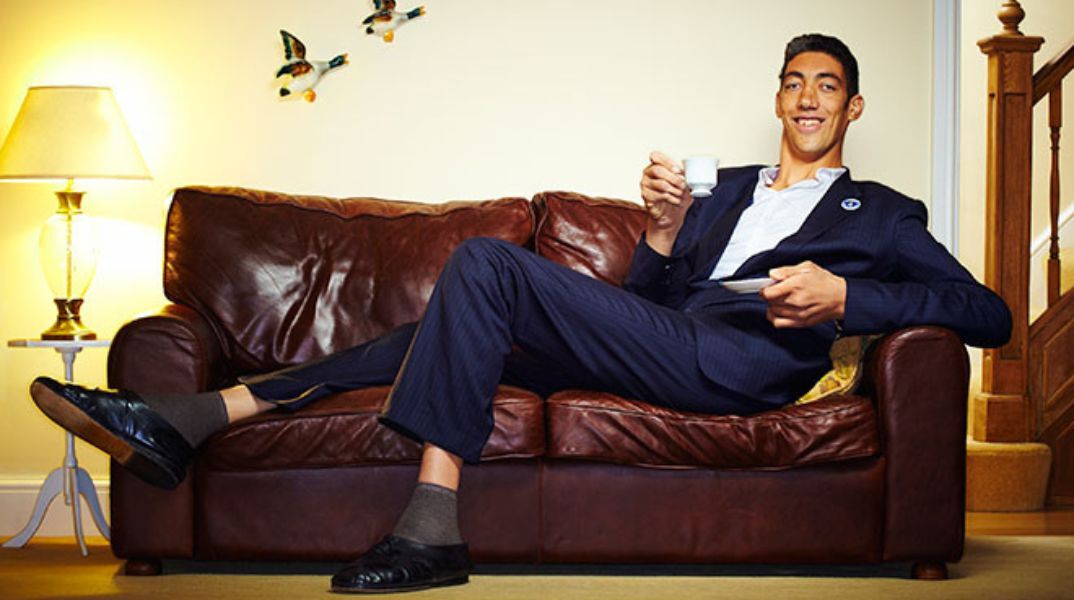 Ο ψηλότερος άνθρωπος του κόσμου αποκαλύπτει το μόνο πράγμα που θα άλλαζε στη ζωή του