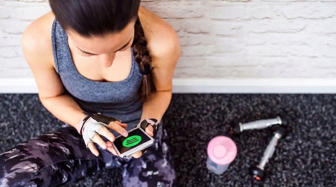 Το Spotify ενσωματώνει μαθήματα Peloton για premium χρήστες, επεκτείνοντας την πλατφόρμα του στον χώρο του fitness και της ευεξίας