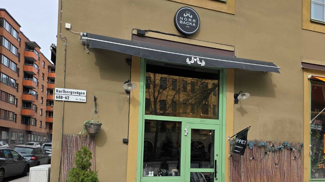 Στη Στοκχόλμη άνοιξε το πρώτο καφέ που διοικείται από AI - Η «Mona» χειρίζεται άδειες, προμήθειες και προσωπικό, με λάθη αλλά και εντυπωσιακή λειτουργικότητα.