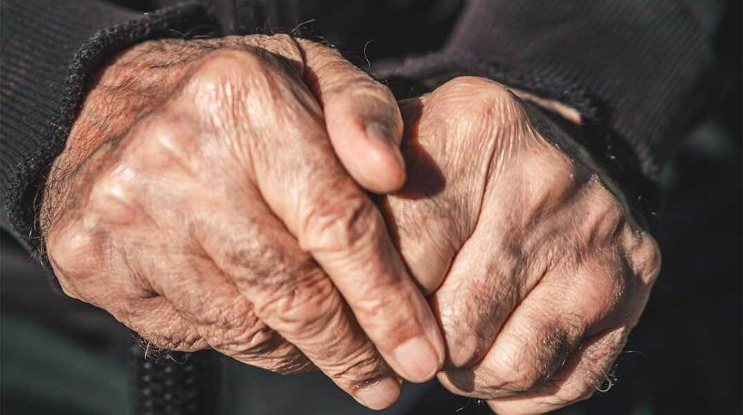 Χέρια συνταξιούχου