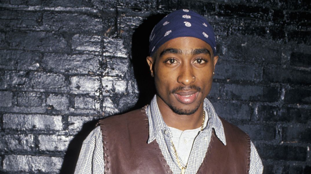 Η οικογένεια του Τούπακ Σακούρ κατέθεσε αγωγή στο Λος Άντζελες για τη δολοφονία του 1996, ζητώντας απαντήσεις για τη «συνωμοσία» πίσω από τον θάνατο του ράπερ.