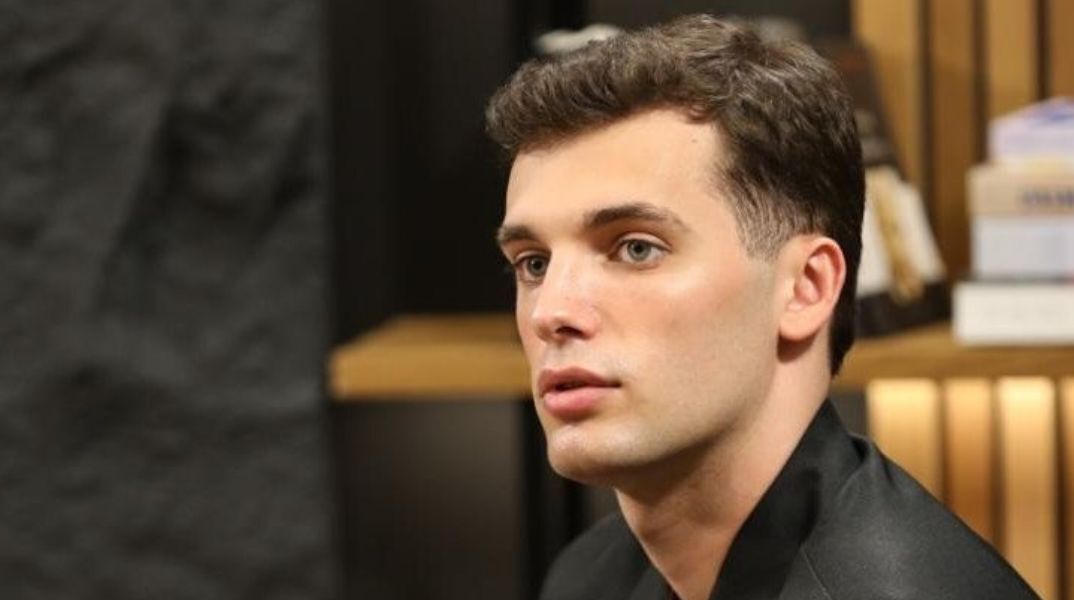 Viral έχει γίνει ο Αλβανός πολιτικός Ούλι Πατσούκου - Ποιος είναι ο νεαρός ακαδημαϊκός που ξεχωρίζει για τη δράση και την εξωτερική του εμφάνιση.