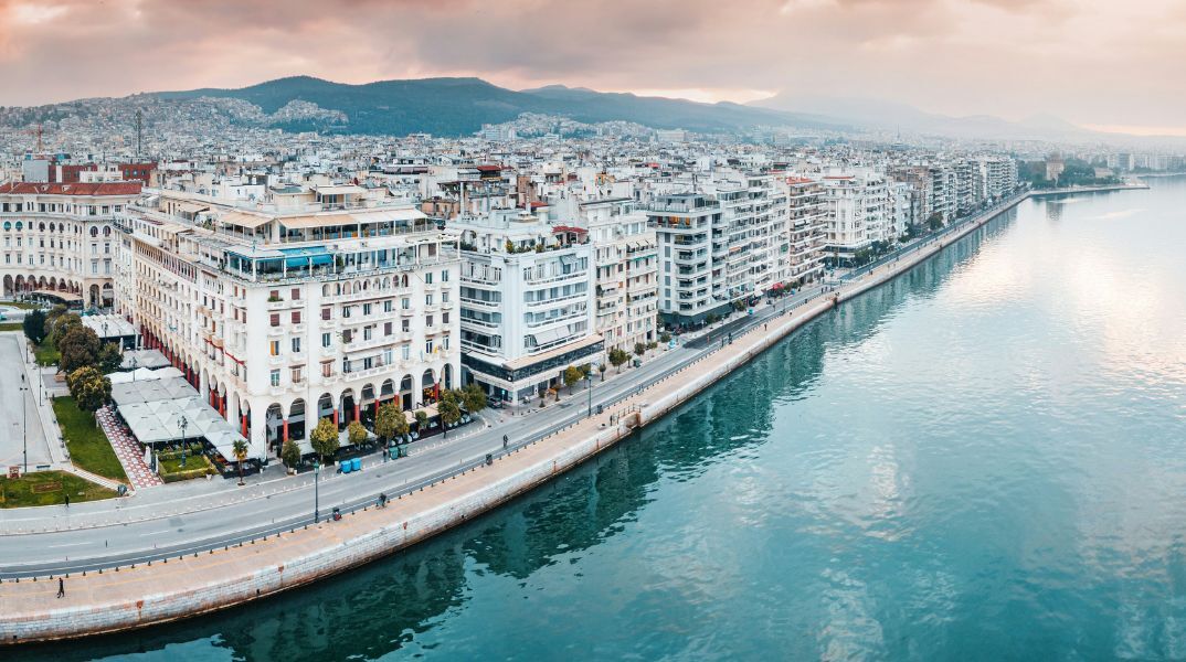 Ο Δήμος Θεσσαλονίκης εντάσσεται στο πρόγραμμα του Bloomberg Philanthropies, λαμβάνοντας πόρους για νεανικές δράσεις κλιματικής ανθεκτικότητας © Unsplash+/Getty Images