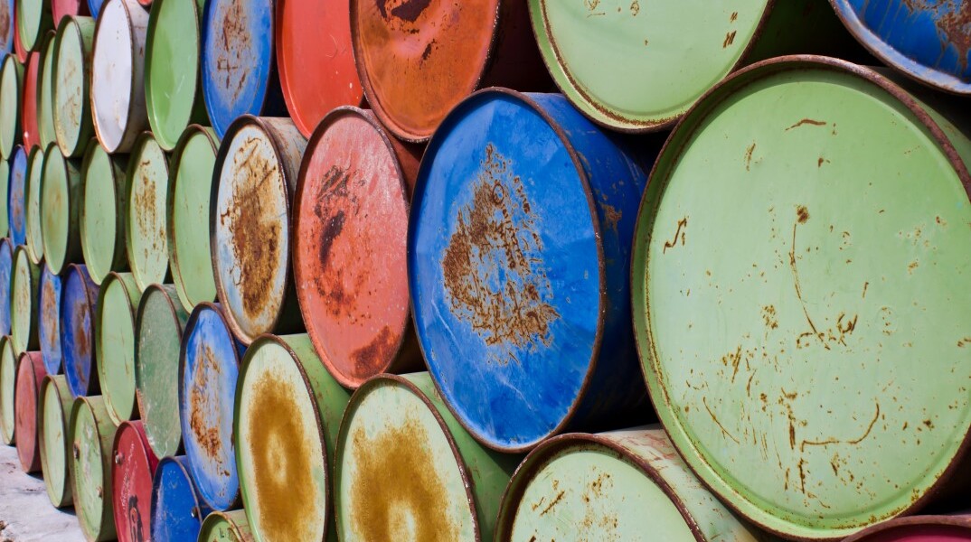 Βαρέλια με πετρέλαιο