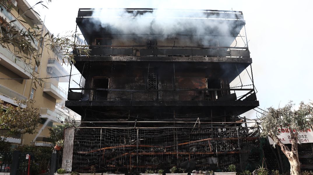 Υπό έλεγχο η φωτιά στο Ίλιον - Κάηκαν ολοσχερώς τα δύο διαμερίσματα πάνω από το κατάστημα