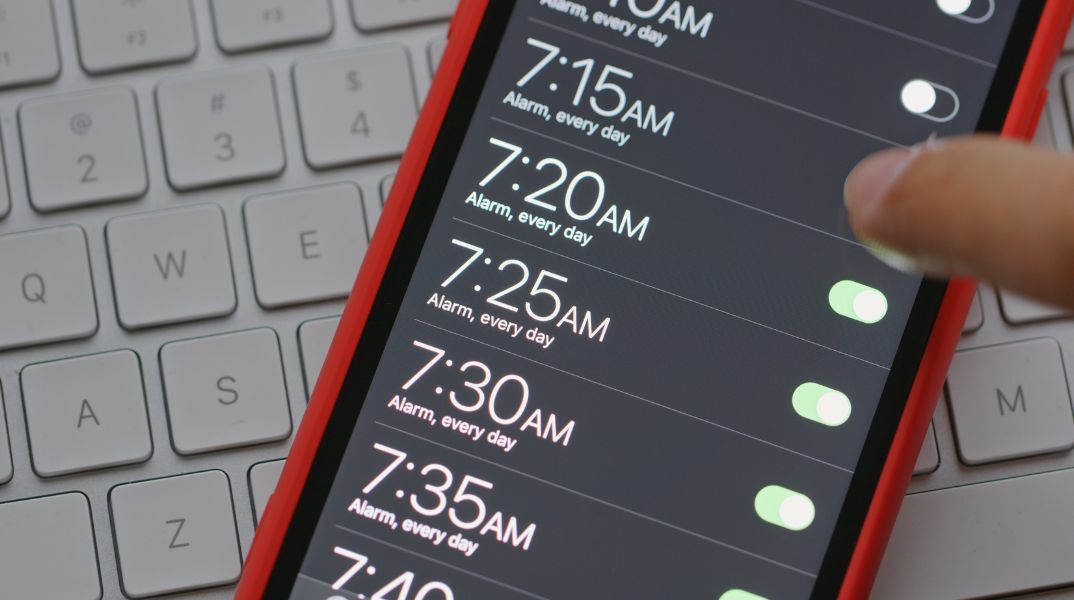 Η ενημέρωση iOS 26.4 επιτρέπει την ταυτόχρονη ενεργοποίηση του ξυπνητηριού σε iPhone και Apple Watch, δίνοντας τέλος στον κίνδυνο του υπερβολικού ύπνου.