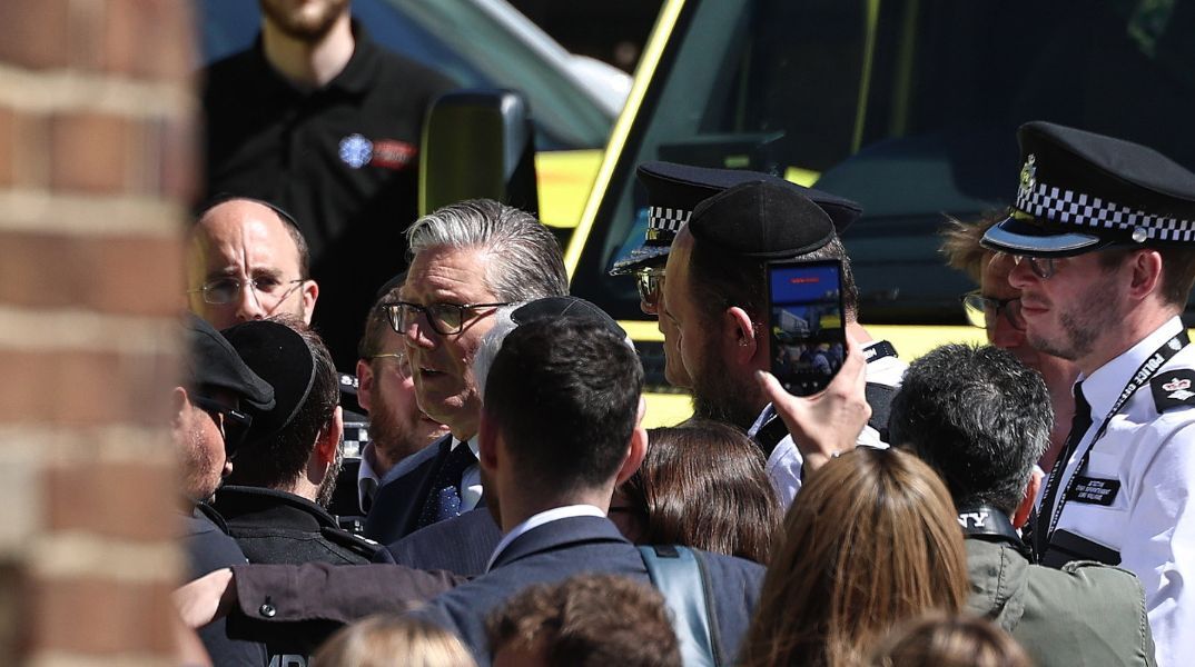 Διαδηλωτές αποδοκίμασαν τον Κιρ Στάρμερ στο Λονδίνο μετά την επίθεση κατά δύο Εβραίων - Η κυβέρνηση της Βρετανίας ανακοίνωσε νέα μέτρα ασφαλείας 