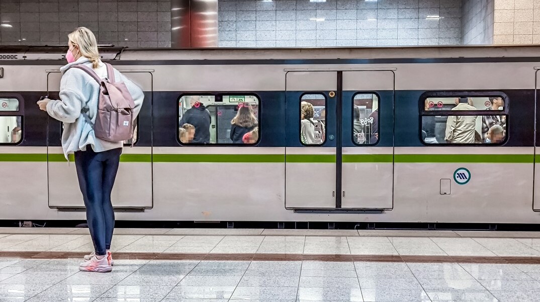 Επιβάτες ετοιμάζονται να επιβιβαστούν σε συρμό του Μετρό στην Αθήνα